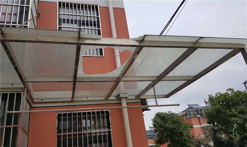 刮大風，車被車棚上的磚砸了，物業(yè)有責任嗎？ 