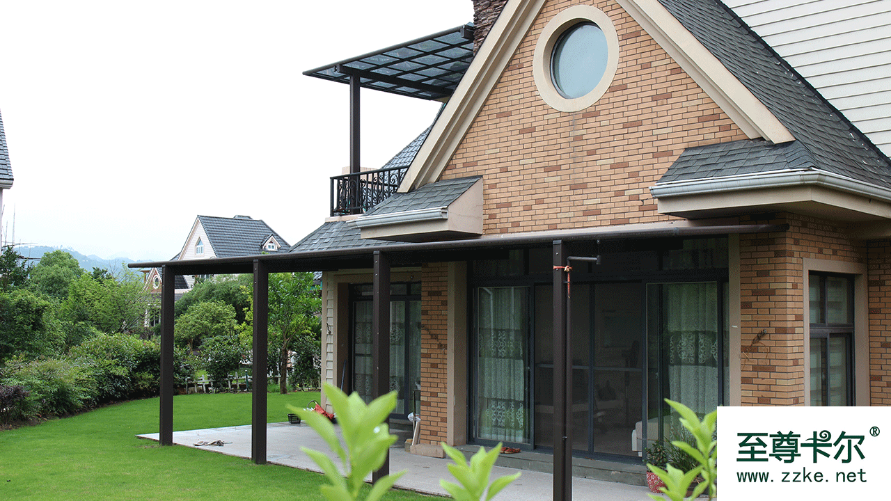 遮陽棚頂部使用陽光板好還是耐力板好？