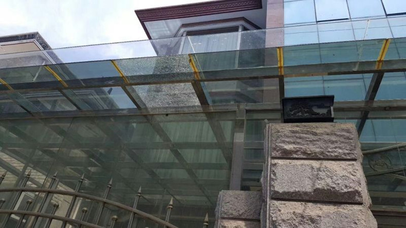 玻璃雨棚的危險？