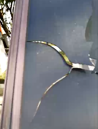 直擊丨因質量原因，至尊卡爾現場拆業主家鋁合金車棚