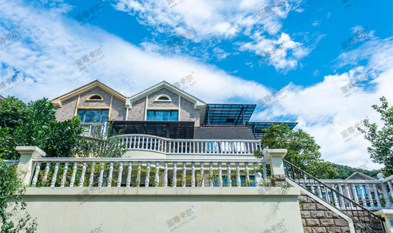 雨棚廠家告訴您：為什么安裝雨棚要選聚碳酸酯板？