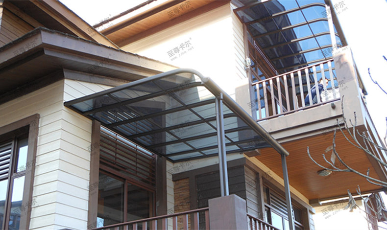 下雨天，屋檐老是滴水，趕緊安裝一個帶自動排水的耐力板雨棚