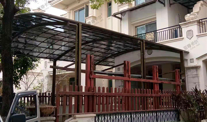 看他們門口安裝的耐力板雨棚，真的是太實用了！