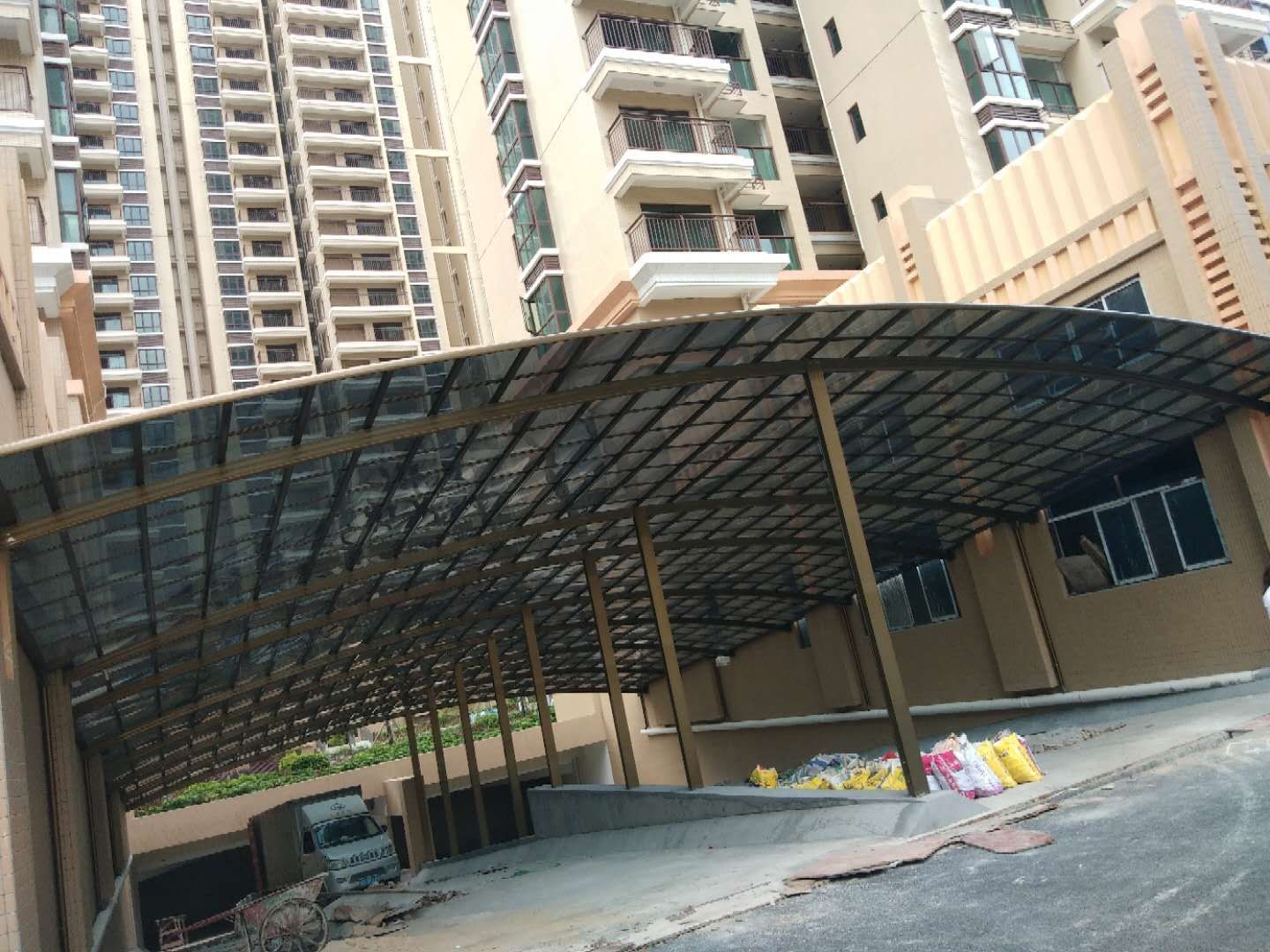 地下車庫出入口雨棚效果圖大全，不僅堅固耐用還很美觀