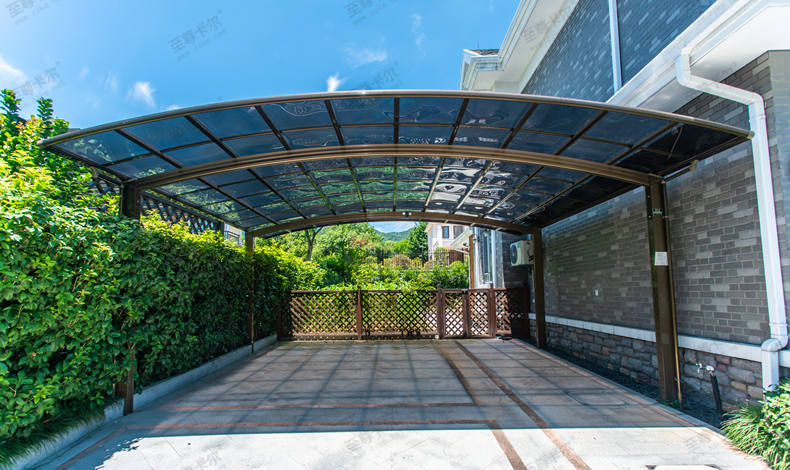 室外停車棚材料用什么比較好，現(xiàn)在這種材料很受歡迎