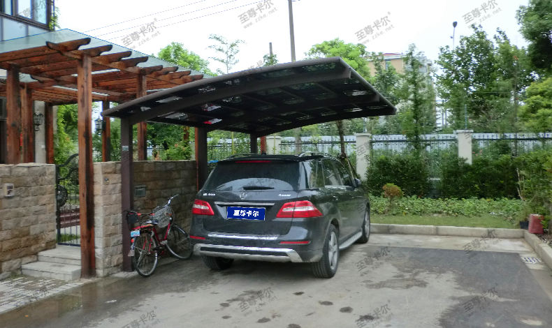 安裝車棚除了膜結(jié)構(gòu)和彩鋼板，用耐力板也是不錯的選擇