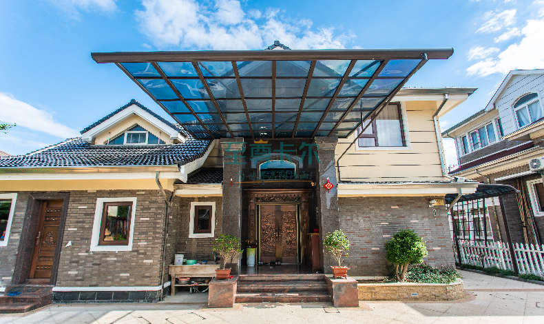 家里雨棚用幾年就老化，換成這種雨棚用二十年都沒問題