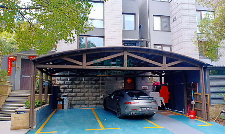 日曬雨淋，日復(fù)一日，年復(fù)一年，好心疼愛車，裝個(gè)實(shí)用的車棚