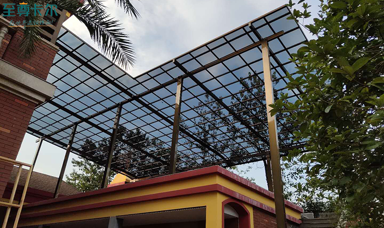 屋頂雨棚用什么材料好？重慶耐力板雨棚廠家？